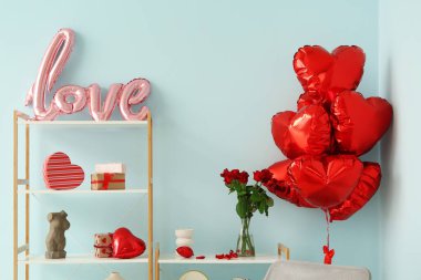 Sevgililer Günü kutlamaları için raflı ve süslemeli festival salonu.