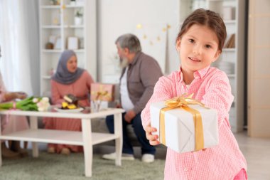 Evde hediye kutusu olan küçük Müslüman kız. Ramazan kutlaması