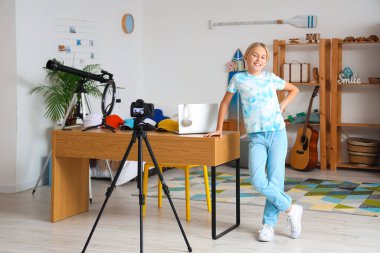 Evde dizüstü bilgisayarı ve kamerası olan genç blogcu