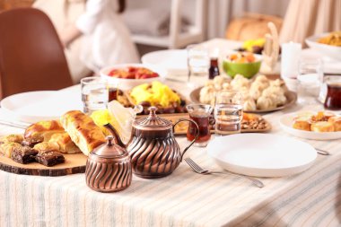 Ramazan için geleneksel doğu yemekleri yemek masasında, yakın plan.