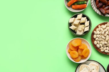 Yeşil arka planda Ramazan için farklı Doğu tatlısı tabakları