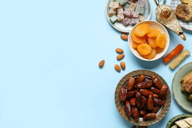 Ramazan ayı için geleneksel Doğu tatlıları ve Aladdin lambasıyla kompozisyon