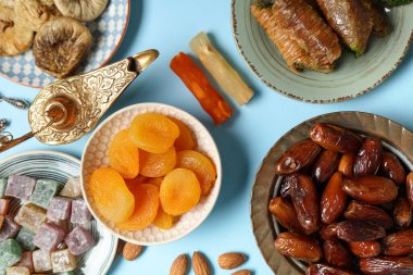 Ramazan ayı için geleneksel Doğu tatlıları ve Aladdin lambasıyla kompozisyon