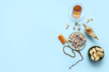 Ramazan ayı için geleneksel Doğu tatlıları, çay, tasbih ve Aladdin lambasıyla kompozisyon