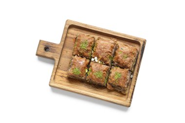 Beyaz arka planda Ramazan için lezzetli Doğu tatlıları olan ahşap tahta.