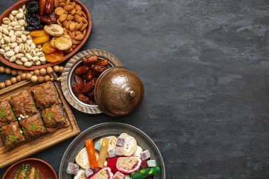 Koyu arkaplanda Ramazan için geleneksel Doğu tatlıları ve tasbih kompozisyonu