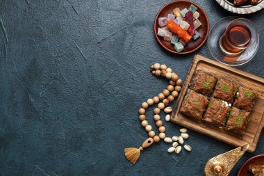 Ramazan için geleneksel Doğu tatlıları, Aladdin lambası ve tasbih içeren kompozisyon