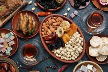 Ramazan için farklı Doğu tatlıları ve koyu renk arkaplanlı çay kompozisyonu
