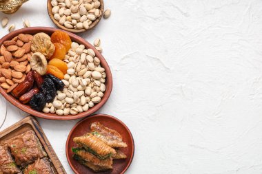 Hafif arkaplan üzerine geleneksel Doğu tatlıları içeren tabaklar