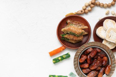 Hafif arkaplan üzerine geleneksel Doğu tatlıları ve Ramazan için tasbih kompozisyonu