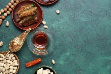 Ramazan ayı için geleneksel Doğu tatlıları, çay ve Aladdin lambası kompozisyonu