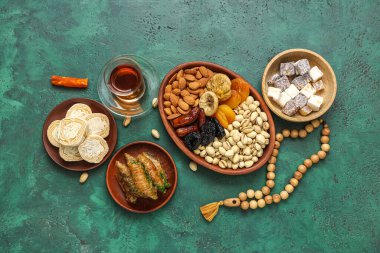 Ramazan için geleneksel Doğu tatlıları, çay ve tasbih içeren kompozisyon