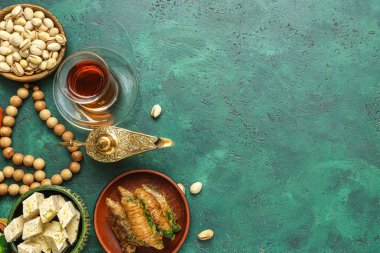 Ramazan ayı için geleneksel Doğu tatlıları, tasbih ve Aladdin lambalarıyla kompozisyon