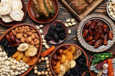 Ahşap arka planda Ramazan için farklı Doğu tatlıları içeren kompozisyon