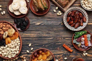 Ahşap arka planda Ramazan için farklı Doğu tatlılarından yapılmış çerçeve