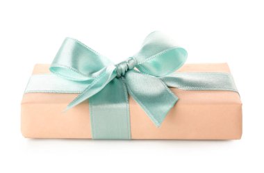 Beyaz arka planda mavi fiyonklu hediye kutusu. Uluslararası Kadınlar Günü