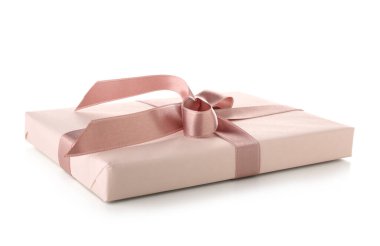 Beyaz arka planda pembe fiyonklu hediye kutusu. Uluslararası Kadınlar Günü