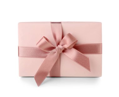 Beyaz arka planda pembe fiyonklu hediye kutusu. Uluslararası Kadınlar Günü