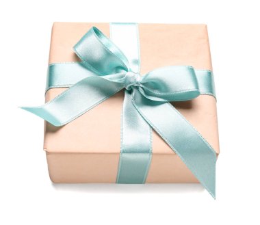 Beyaz arka planda mavi fiyonklu pembe hediye kutusu. Uluslararası Kadınlar Günü