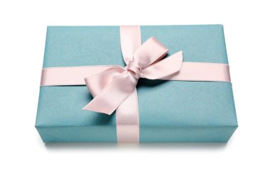 Beyaz arka planda pembe fiyonklu mavi hediye kutusu. Uluslararası Kadınlar Günü
