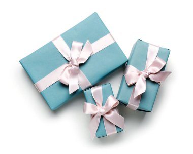 Beyaz arka planda mavi hediye kutuları. Uluslararası Kadınlar Günü