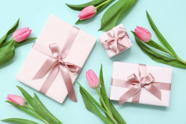 Hediye kutuları ve mavi arka planda güzel laleler. Uluslararası Kadınlar Günü