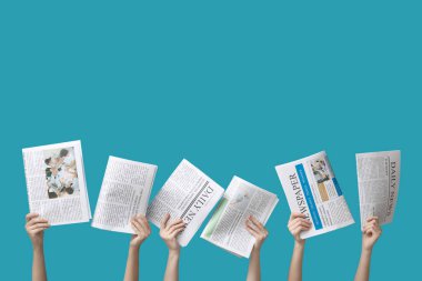 Mavi arka planda gazeteleri olan kadınlar