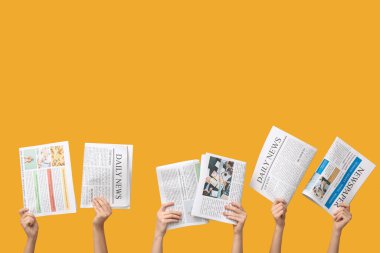 Sarı arka planda gazetesi olan kadınlar