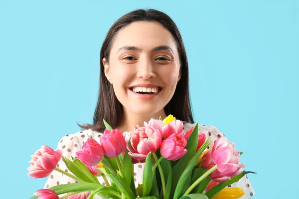 Šťastná Mladá Žena Kyticí Krásných Tulipánů Modrém Pozadí Mezinárodní Den — Stock fotografie