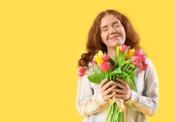 Mladá Žena Kyticí Krásných Tulipánů Žlutém Pozadí Mezinárodní Den Žen — Stock fotografie