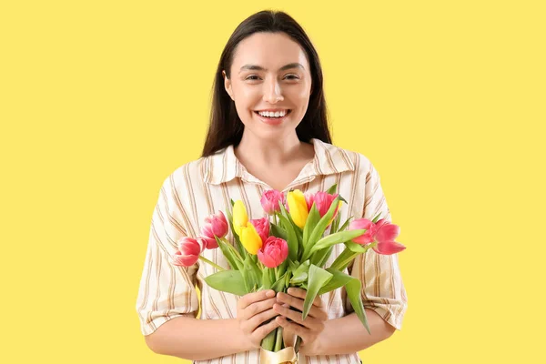 Šťastná Mladá Žena Kyticí Krásných Tulipánů Žlutém Pozadí Mezinárodní Den — Stock fotografie