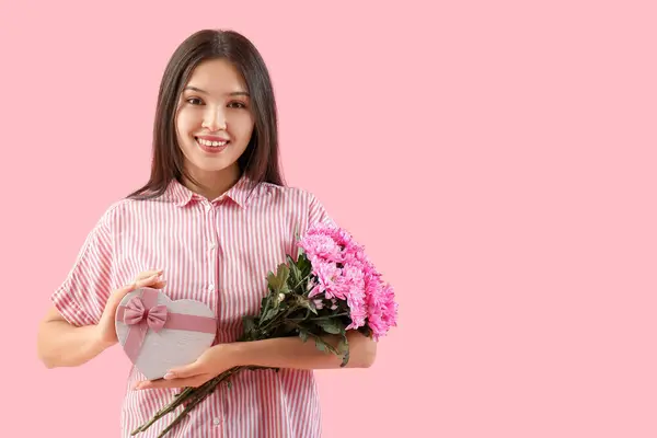 Gyönyörű Fiatal Ázsiai Csokor Rózsaszín Krizantém Virágok Ajándék Doboz Színes — Stock Fotó