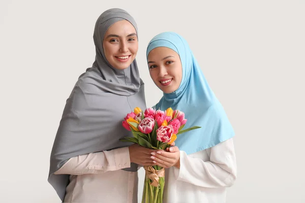 배경에 튤립의 꽃다발을 무슬림 여성의 — 스톡 사진