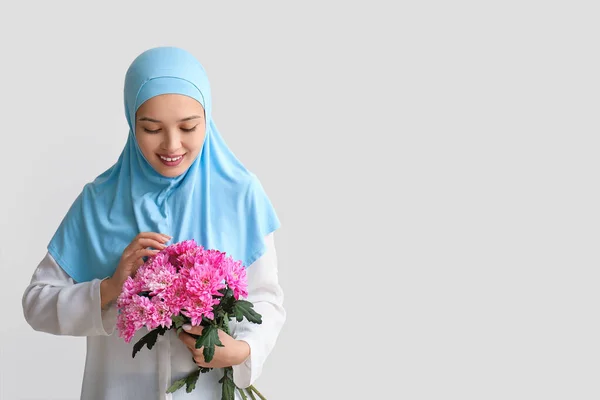 배경에 꽃다발과 아시아 무슬림 여성의 — 스톡 사진