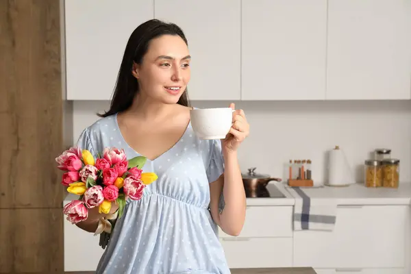Junge Frau Mit Bouquet Schöner Tulpen Und Tasse Kaffee Der — Stockfoto