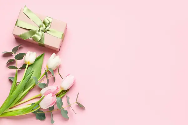 Όμορφες Τουλίπες Ευκάλυπτο Και Κουτί Δώρου Ροζ Φόντο Διεθνής Ημέρα — Φωτογραφία Αρχείου