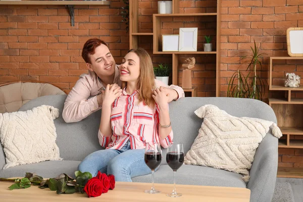 Heureux Jeune Couple Avec Des Verres Vin Des Roses Tenant — Photo