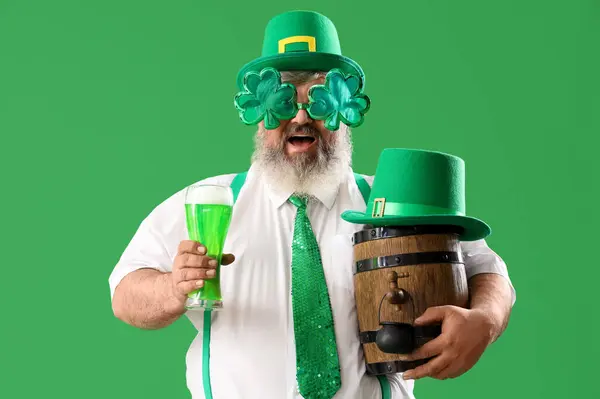 Yeşil Arka Planda Bira Olan Şapkalı Olgun Bir Adam Aziz — Stok fotoğraf