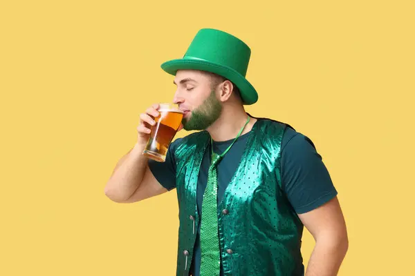 Yeşil Sakallı Cüce Şapkalı Genç Adam Sarı Arka Planda Bira — Stok fotoğraf