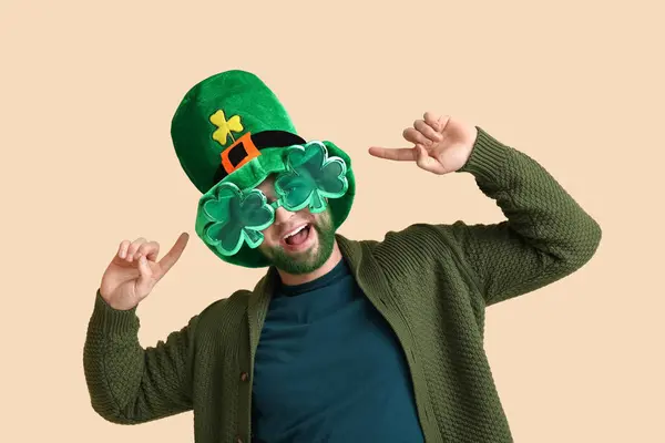Leprikon Şapkalı Bej Arka Planda Yeşil Sakallı Yonca Şeklinde Dekoratif — Stok fotoğraf