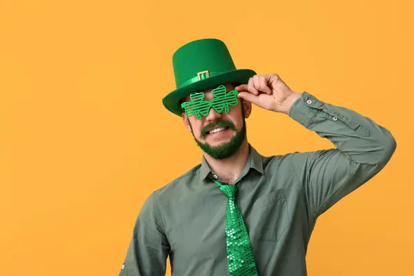 Leprikon Şapkalı Genç Adam Yeşil Sakallı Yonca Şeklinde Dekoratif Gözlükler — Stok fotoğraf