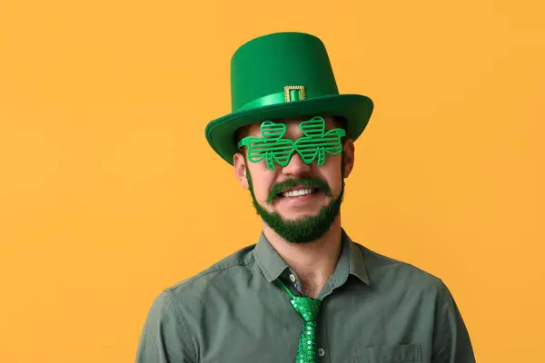 Leprikon Şapkalı Genç Adam Yeşil Sakallı Yonca Şeklinde Dekoratif Gözlükler — Stok fotoğraf