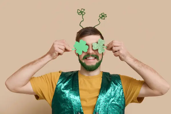 Saç Bandı Takmış Yeşil Sakallı Genç Adam Bej Arka Planda — Stok fotoğraf