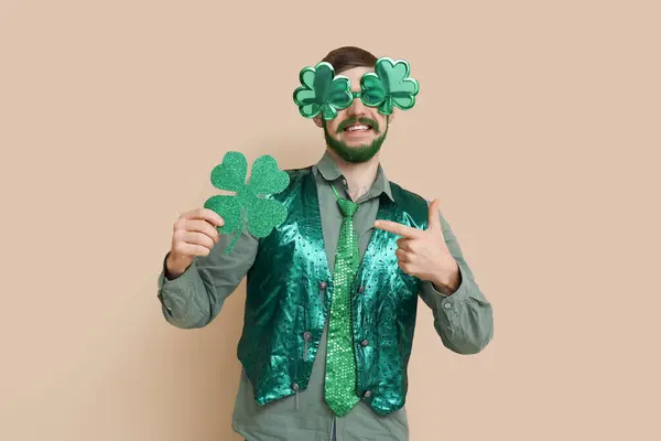 Yeşil Sakallı Dekoratif Gözlüklü Genç Adam Bej Arka Planda Yoncayı — Stok fotoğraf