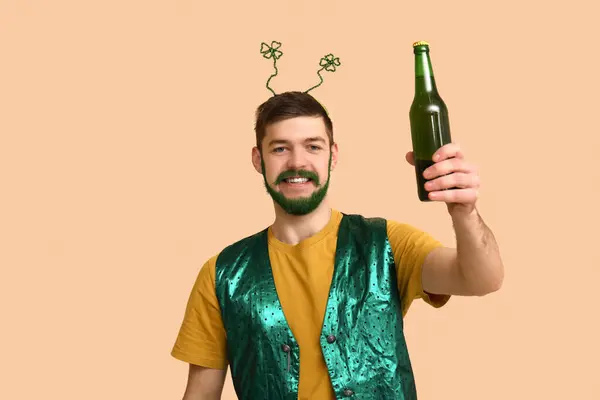 Saç Bandı Takmış Yeşil Sakallı Genç Adam Elinde Bej Arka — Stok fotoğraf