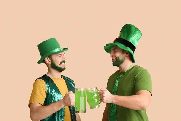 Yeşil Sakallı Leprikon Şapkalı Genç Adamlar Bej Arka Planda Bira — Stok fotoğraf