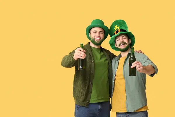 Yeşil Sakallı Cüce Şapkalı Mutlu Genç Adamlar Sarı Arka Planda — Stok fotoğraf