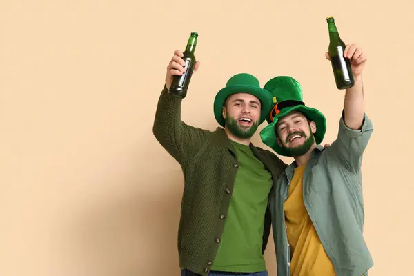 Vrolijke Jongemannen Kabouter Hoeden Met Groene Baarden Met Flesjes Bier — Stockfoto