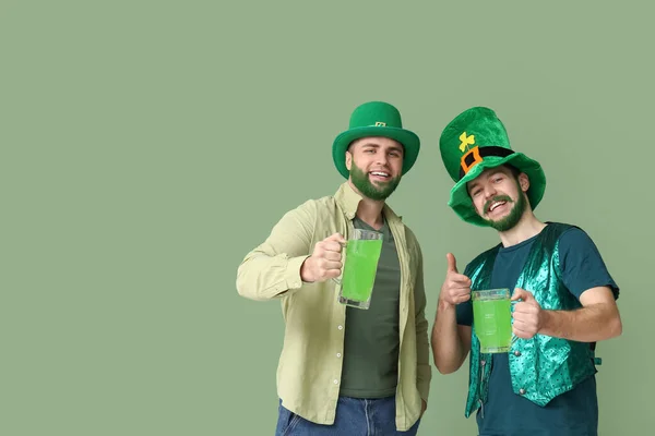 Yeşil Sakallı Yeşil Şapkalı Yeşil Arka Planda Bira Bardakları Tutan — Stok fotoğraf