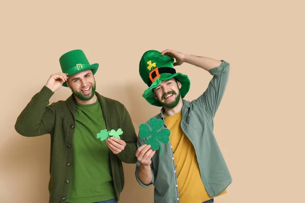 Yeşil Sakallı Leprikon Şapkalı Mutlu Genç Adamlar Bej Arka Planda — Stok fotoğraf
